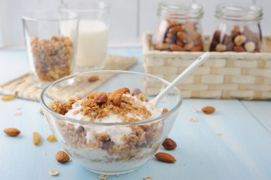 Ev yapımı yoğurt ve granola fındık ile cam kase