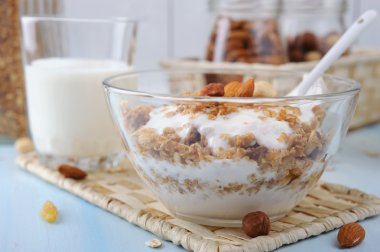 Ev yapımı yoğurt ve granola fındık ile cam kase