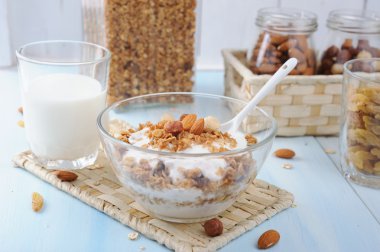 Ev yapımı yoğurt ve granola fındık ile cam kase