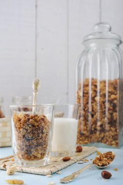 Ev yapımı granola ile fındık ve bir kase yoğurt