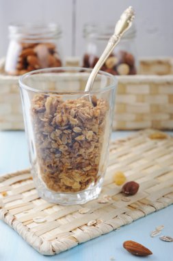 Ev yapımı granola ile fındık ve bir kase yoğurt