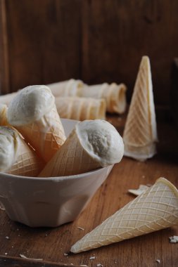 Vanilyalı dondurma koni kase ahşap antika arka plan üzerinde