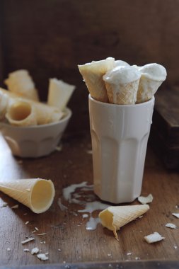 Vanilyalı dondurma koni kase ahşap antika arka plan üzerinde