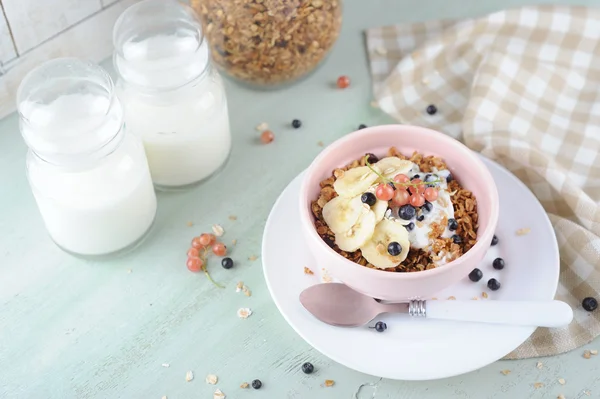 Yoğurt, taze çilek ve muz seramik kase ile bal granola