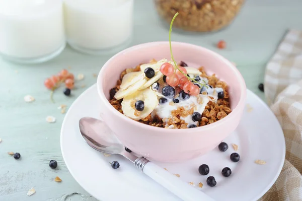 Yoğurt, taze çilek ve muz seramik kase ile bal granola