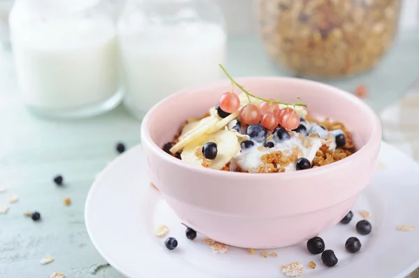 Yoğurt, taze çilek ve muz seramik kase ile bal granola