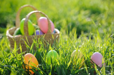 Paskalya yumurtaları ve tavşan süslemeleri açık dolu sepet 