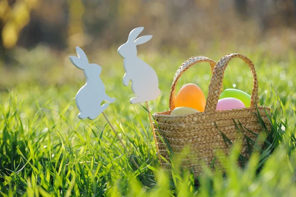 Paskalya yumurtaları ve tavşan süslemeleri açık dolu sepet 