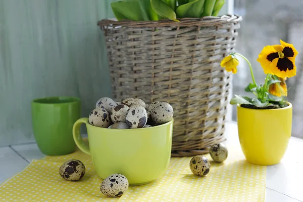 Easter Decorations Quail Eggs Flower Cups Table — Stock Photo, Image