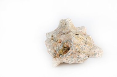 Beyaz arka planda, yaşlanma ile doğal taş izole taş.