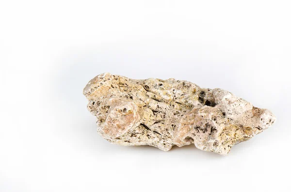 Beyaz arka planda, yaşlanma ile doğal taş izole taş.