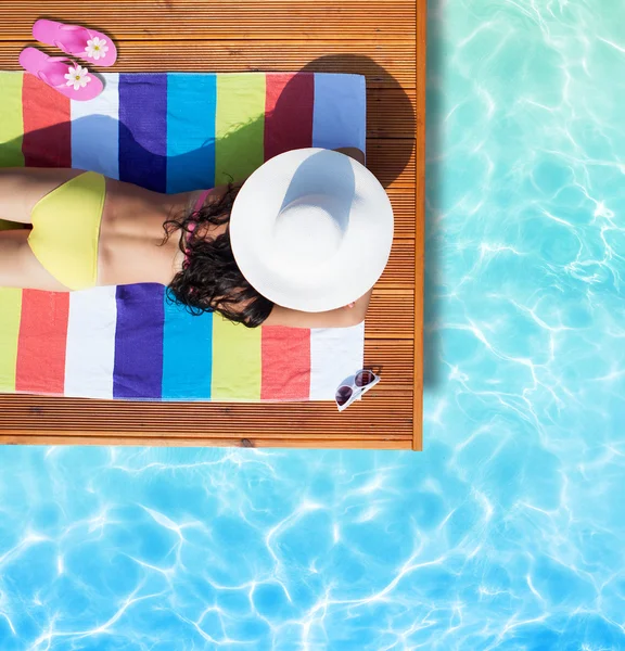 Joven hermosa mujer en sombrero cerca de la piscina — Foto de Stock