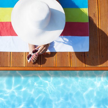 Havuzu yakınındaki şapkalı genç güzel kadın