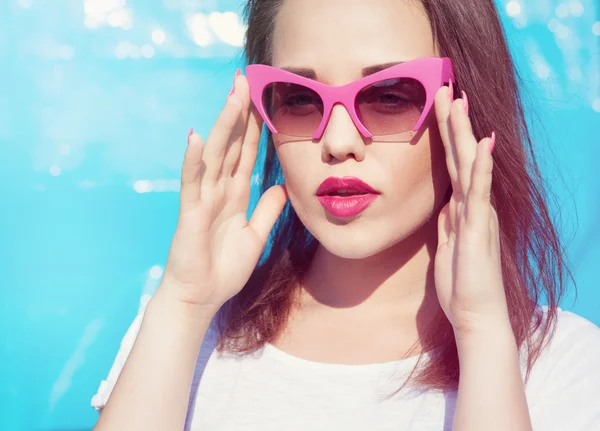 Retrato colorido de jovem mulher atraente usando óculos de sol . — Fotografia de Stock