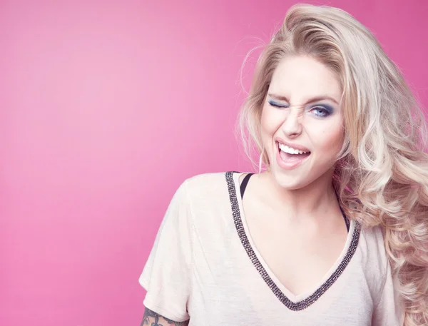 Unga attraktiva skrattar och blinka blondin — Stockfoto