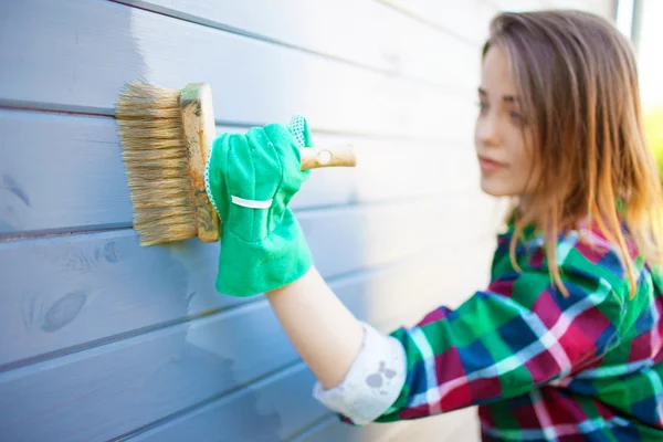 Ung kvinna tillämpa skyddande lack — Stockfoto