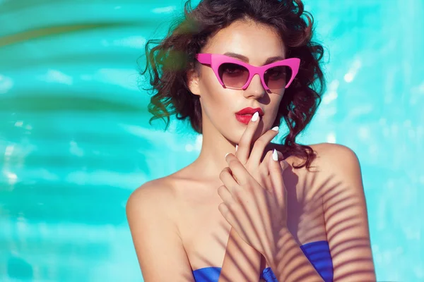 Kobieta ubrana w bikini i okulary — Zdjęcie stockowe