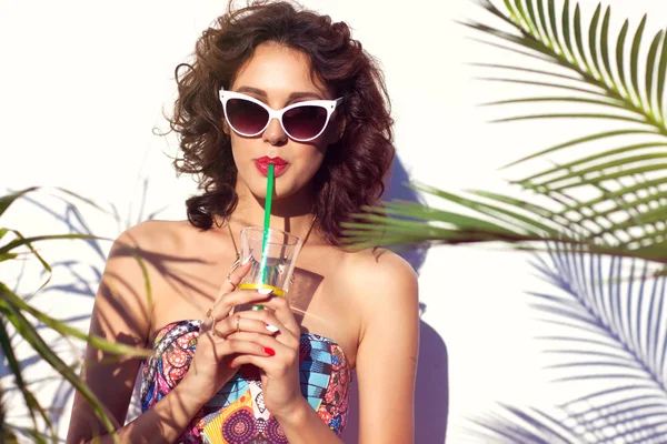 Attraktiv kvinna i solglasögon dricksvatten — Stockfoto