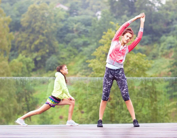 Friends exercising in a park. — Stock Photo, Image