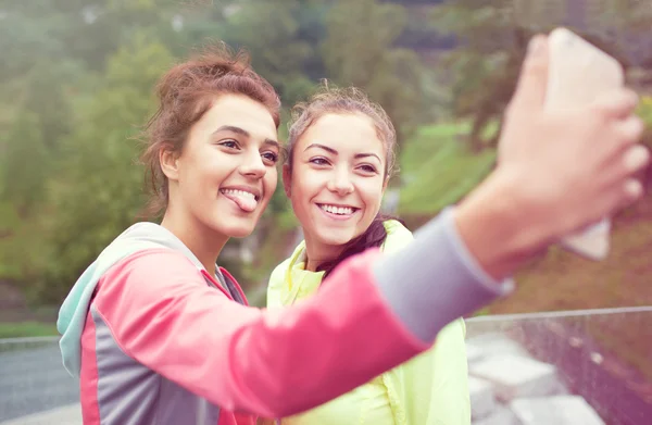 スマート フォンで selfie を取っている女性 — ストック写真