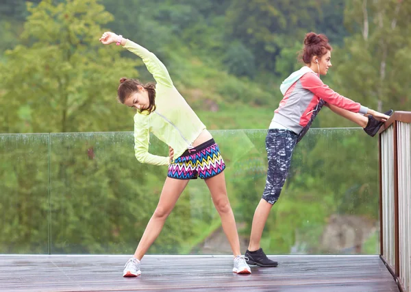 Women exercising in a park — Stock Photo, Image