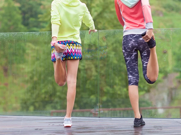 Mujeres ejercitándose en un parque — Foto de Stock