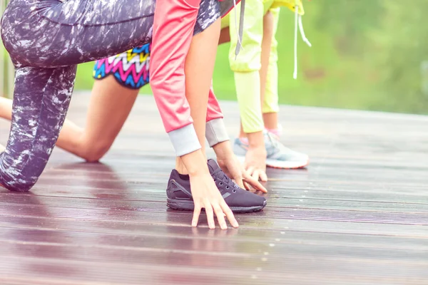 Mujeres preparándose para correr — Foto de Stock