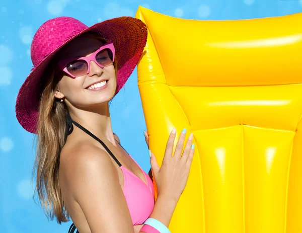 Mutlu bir kadın şapka ve güneş gözlüğü — Stok fotoğraf