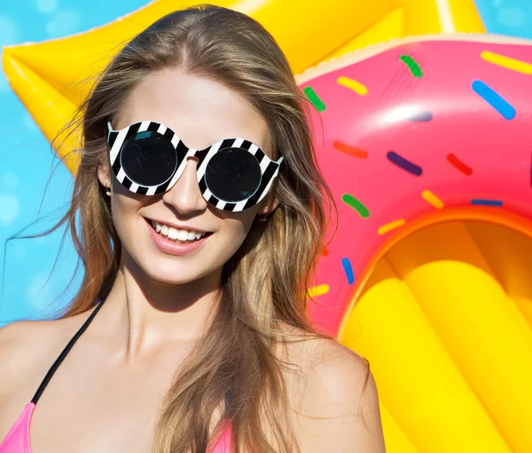 Bikini ve güneş gözlüğü takan genç bir kadın — Stok fotoğraf