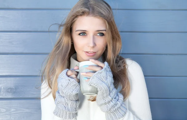 Femme blonde portant pull tricoté et gants — Photo