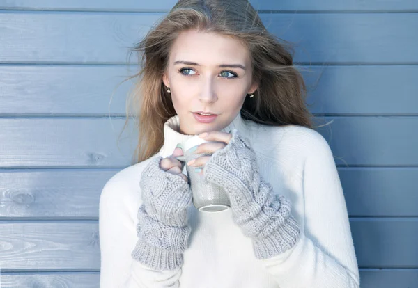Blond kvinna klädd i stickad tröja och handskar — Stockfoto