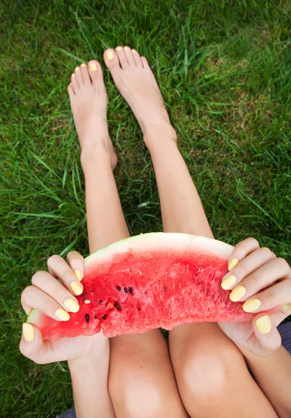 Ung flicka med vattenmelon — Stockfoto
