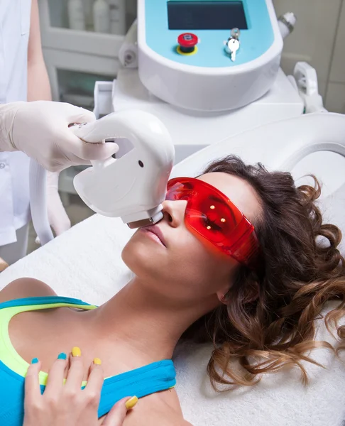 Mujer recibiendo tratamiento con láser facial — Foto de Stock