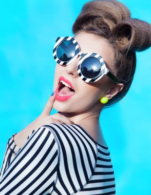 Çizgili güneş gözlüğü takmış kadın