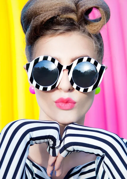 Kvinna som bär randiga solglasögon — Stockfoto
