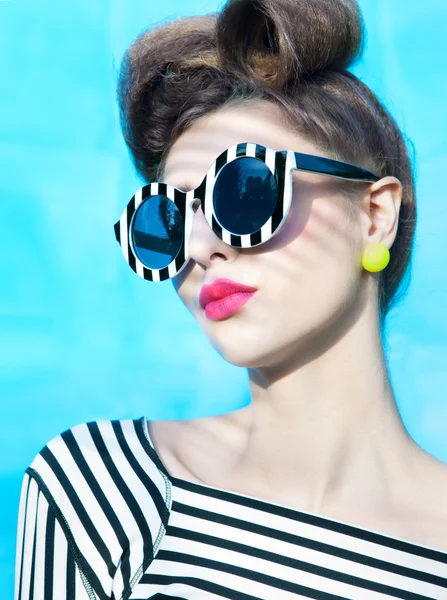 Жінка в смугастих сонцезахисних окулярах — стокове фото