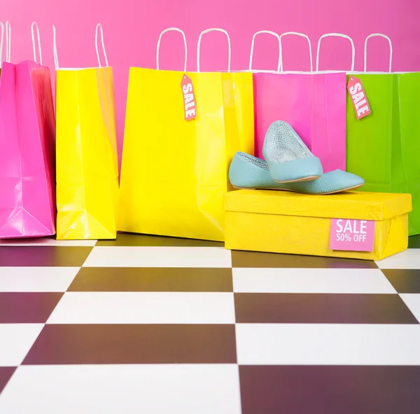 Scarpe blu con scatola e shopping bag — Foto Stock