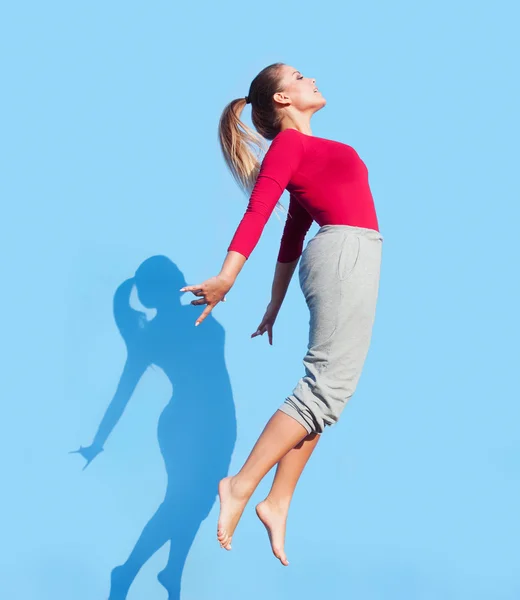 Женщина выступает и прыгает вверх — стоковое фото