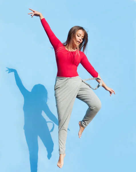 Γυναίκα χορεύτρια πηδά πάνω — Φωτογραφία Αρχείου
