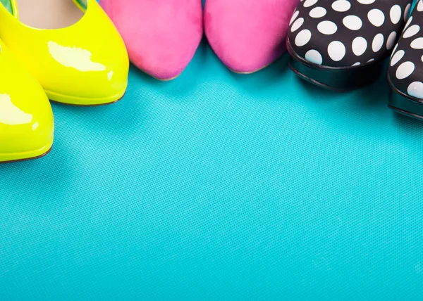 Kleurrijke hoge hakken schoenen — Stockfoto