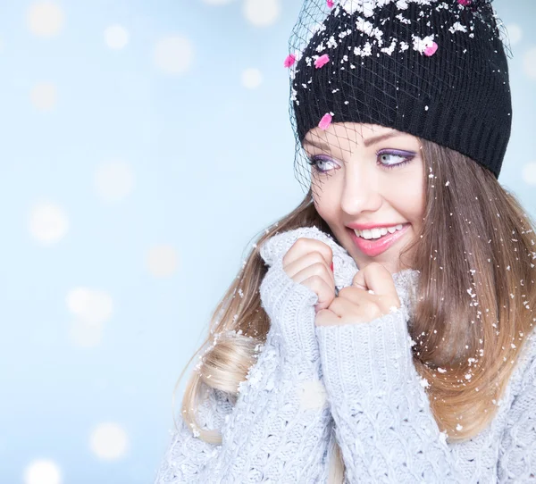 Kvinna täckt med snöflingor — Stockfoto