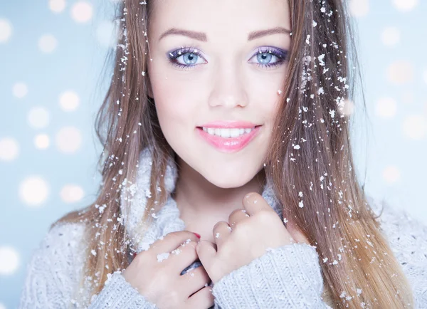 Mujer cubierta de copos de nieve — Foto de Stock