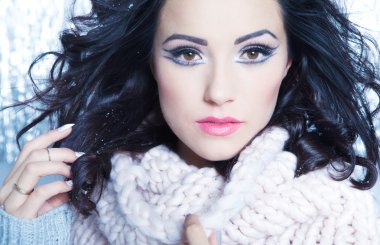 Kadın kar pul ile kaplı