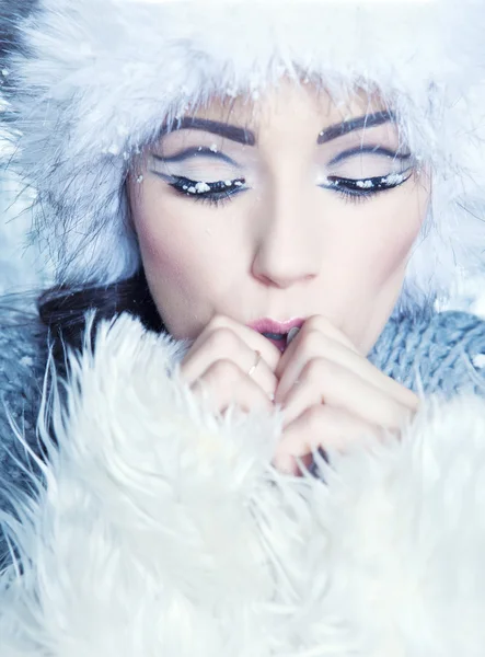 Donna coperta di fiocchi di neve — Foto Stock