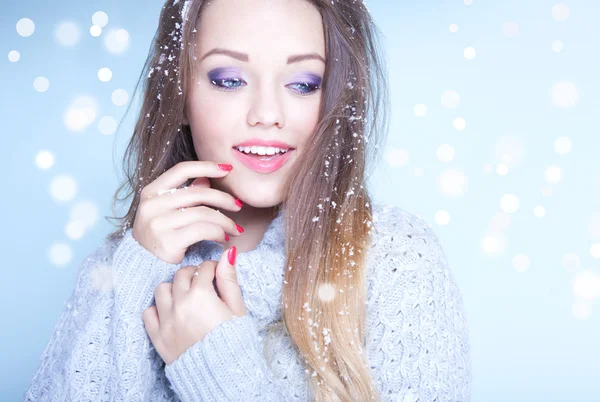 Mujer cubierta de copos de nieve — Foto de Stock