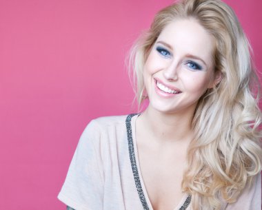 Çekici sarışın kırpışan kadın