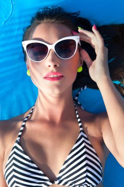 Yüzme havuzunda uzanarak kadın