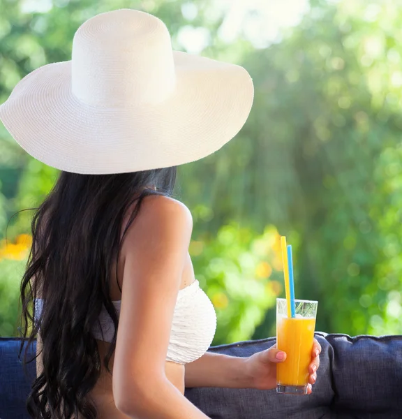 Donna attraente in un giardino — Foto Stock