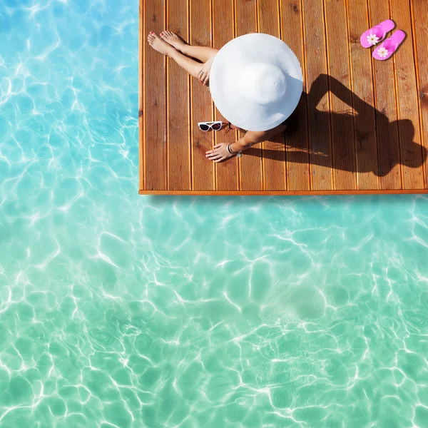 スイミング プールで日焼け女性 — ストック写真