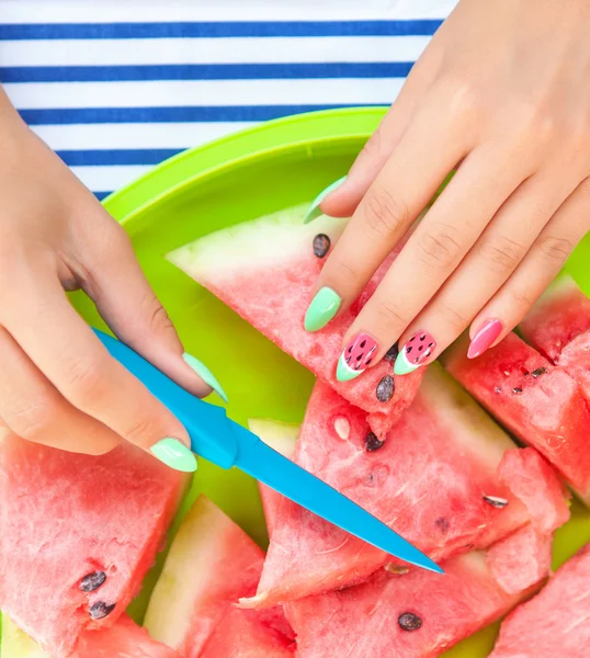 Ung kvinna skärande vattenmelon — Stockfoto
